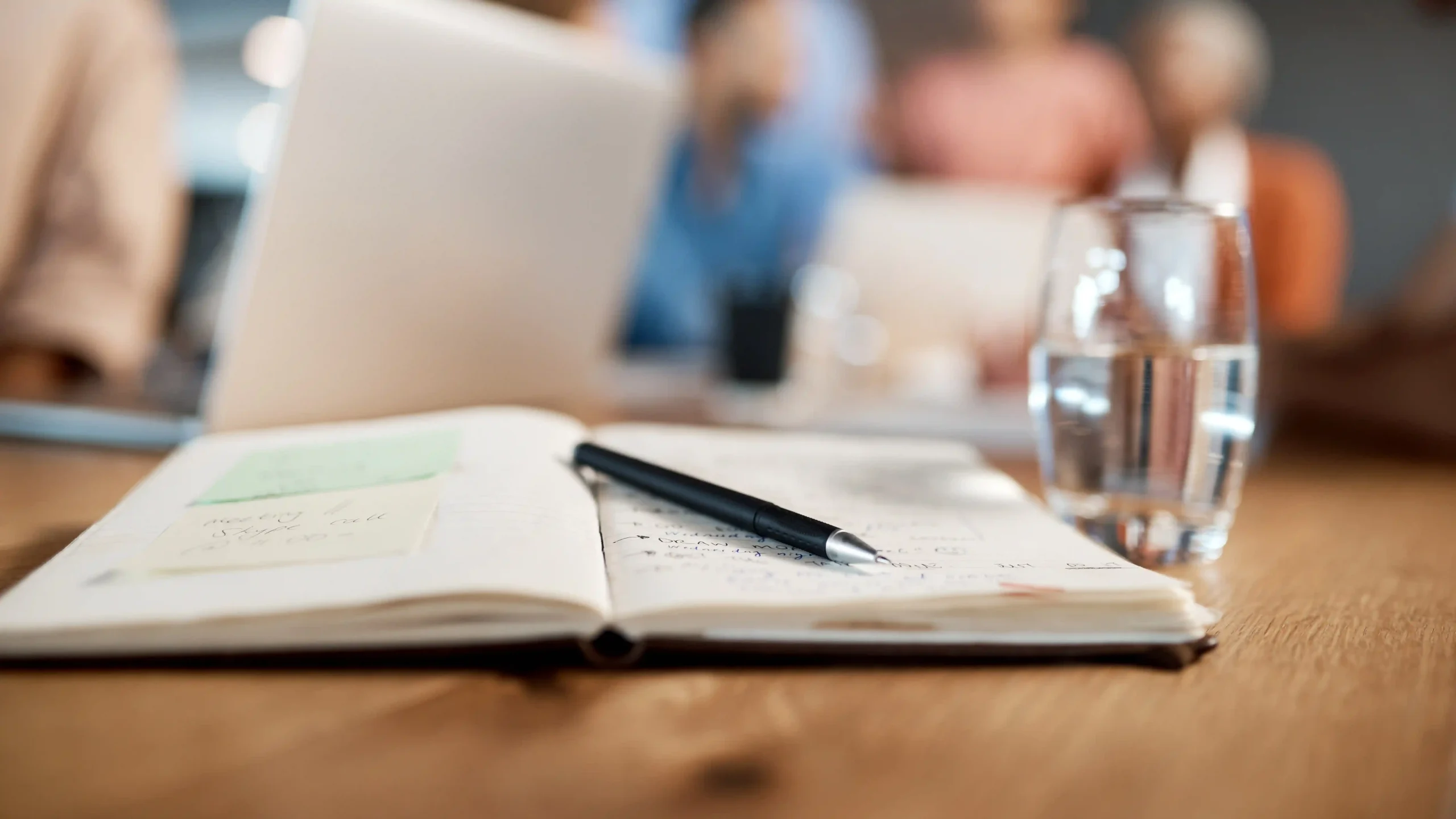 Offenes Notizbuch mit Gesprächsnotizen